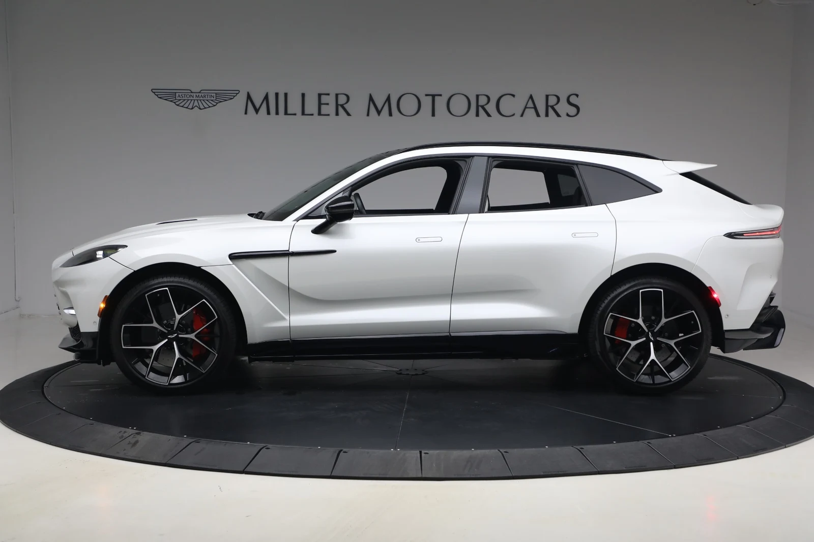 2025 Aston Martin DBX707 (2024 Update), 3/20