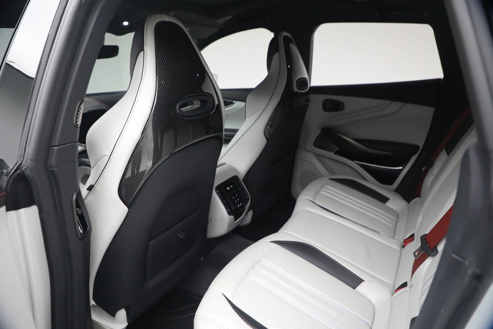 2025 Aston Martin DBX707 (2024 Update), 16/20