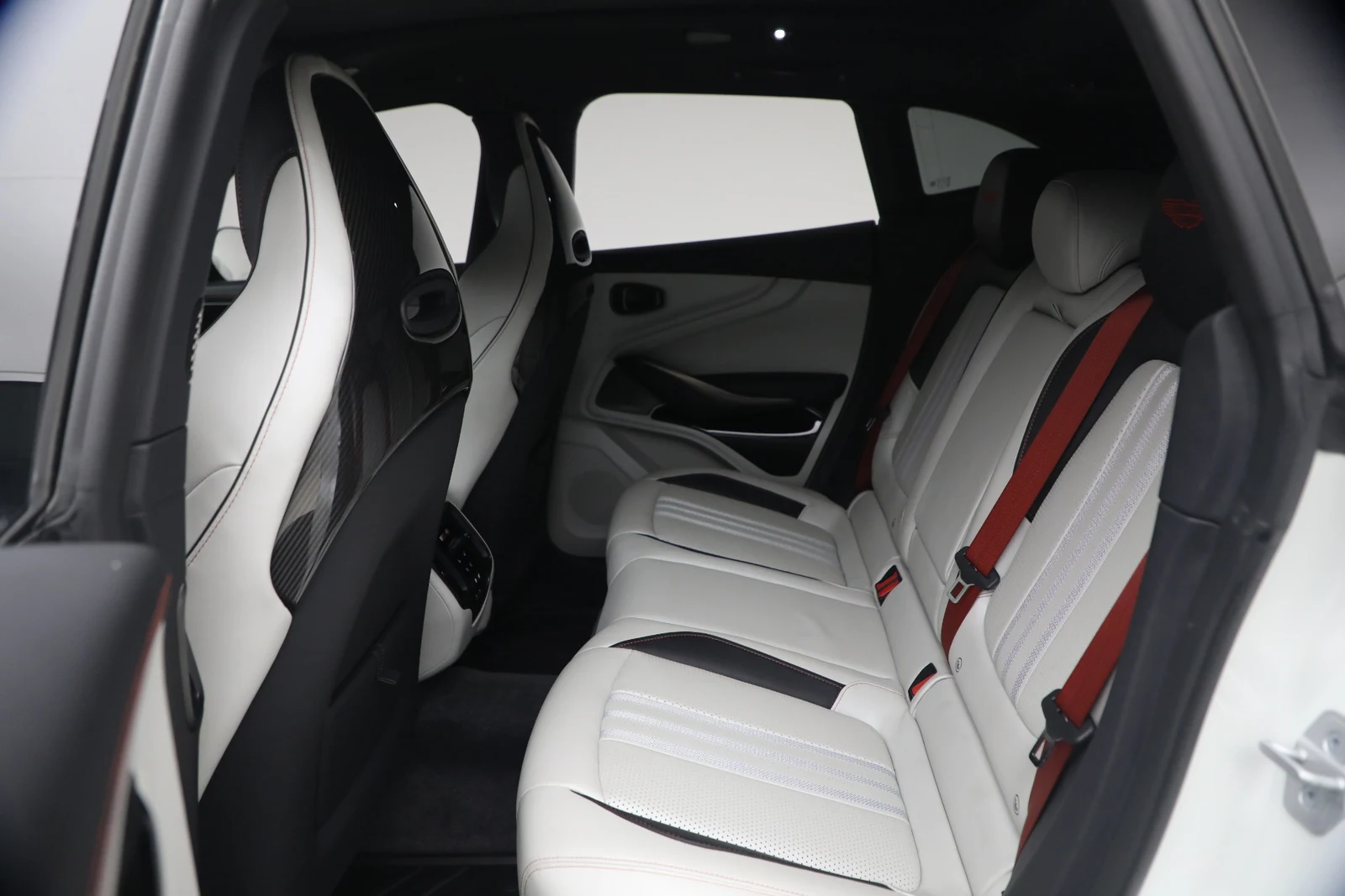 2025 Aston Martin DBX707 (2024 Update), 17/20