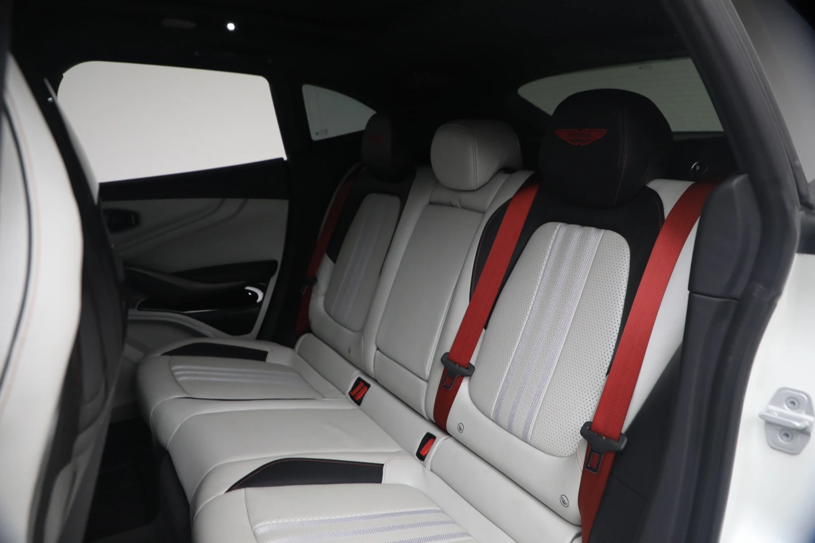 2025 Aston Martin DBX707 (2024 Update), 18/20