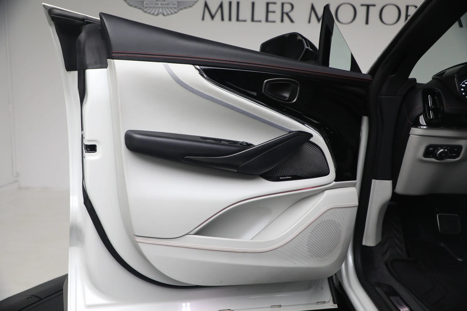 2025 Aston Martin DBX707 (2024 Update), 19/20