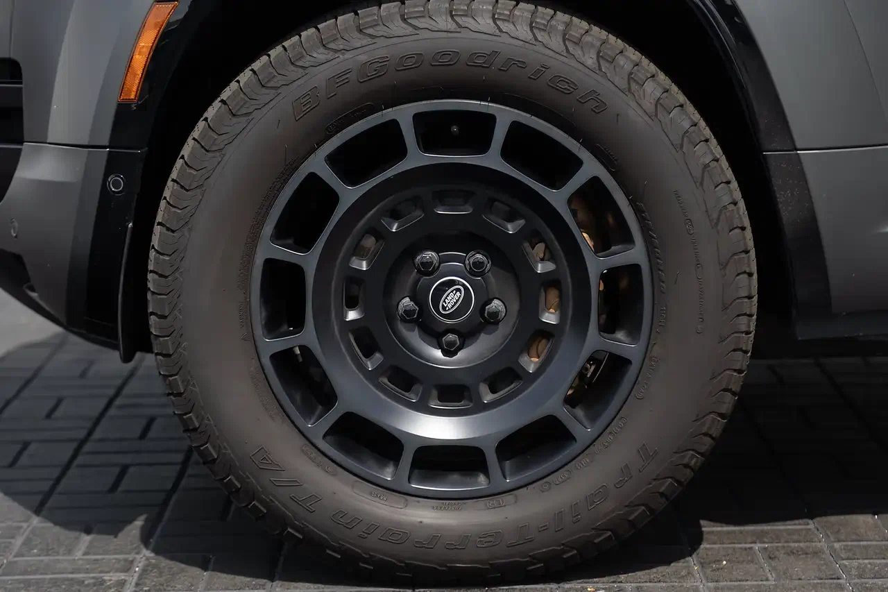 2025 Land Rover Defender 110 P635 OCTA, 5/29