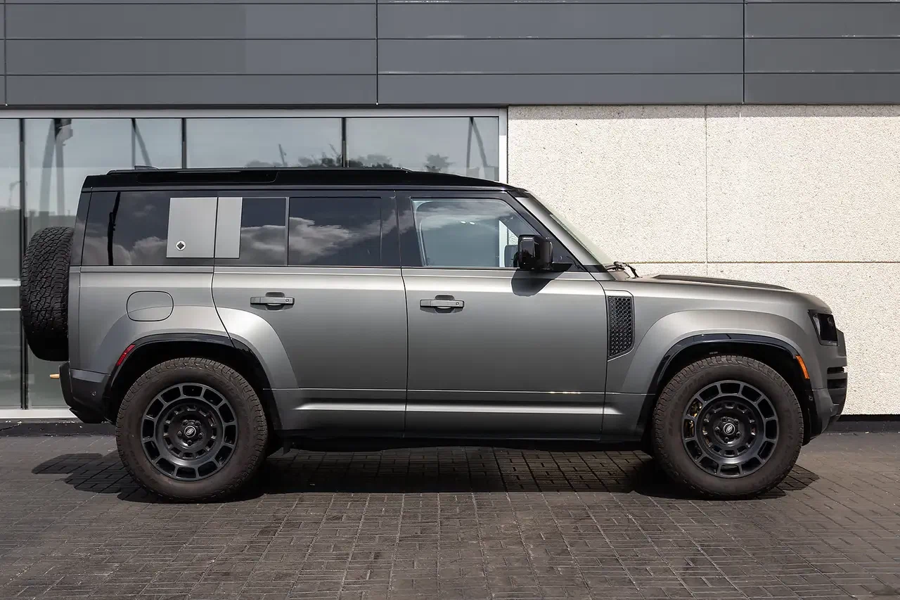 2025 Land Rover Defender 110 P635 OCTA, 10/29