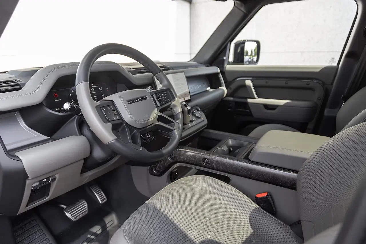 2025 Land Rover Defender 110 P635 OCTA, 13/29