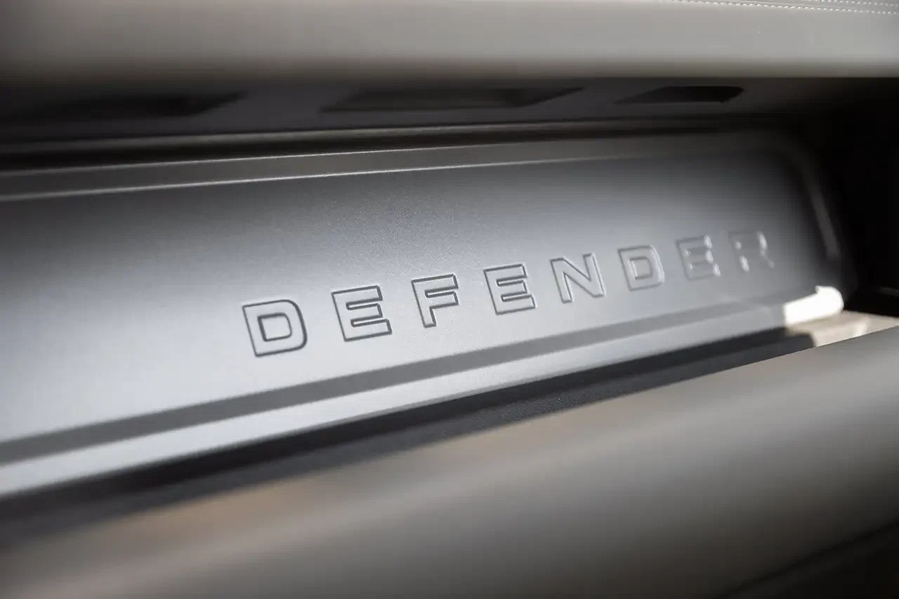 2025 Land Rover Defender 110 P635 OCTA, 28/29