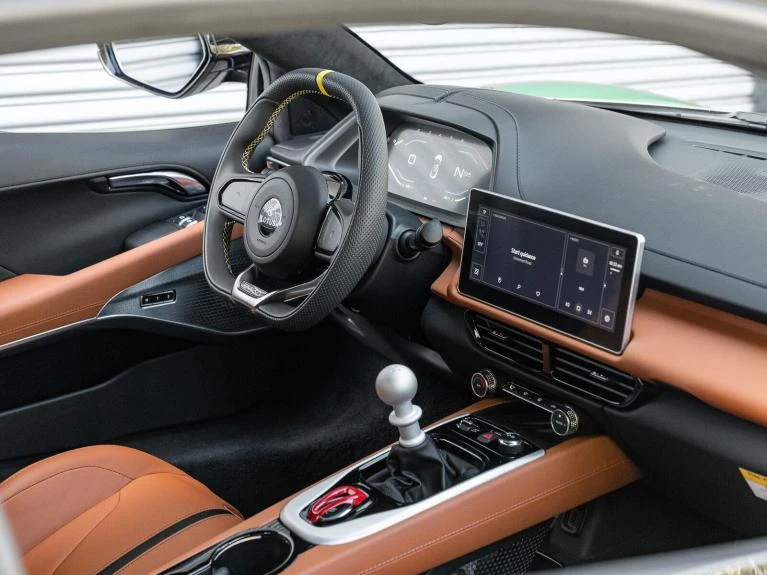 2026 Lotus Emira V6 SE, 19/20