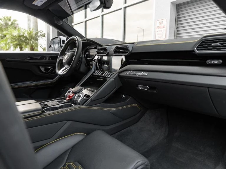 2022 Lamborghini Urus, 2/20