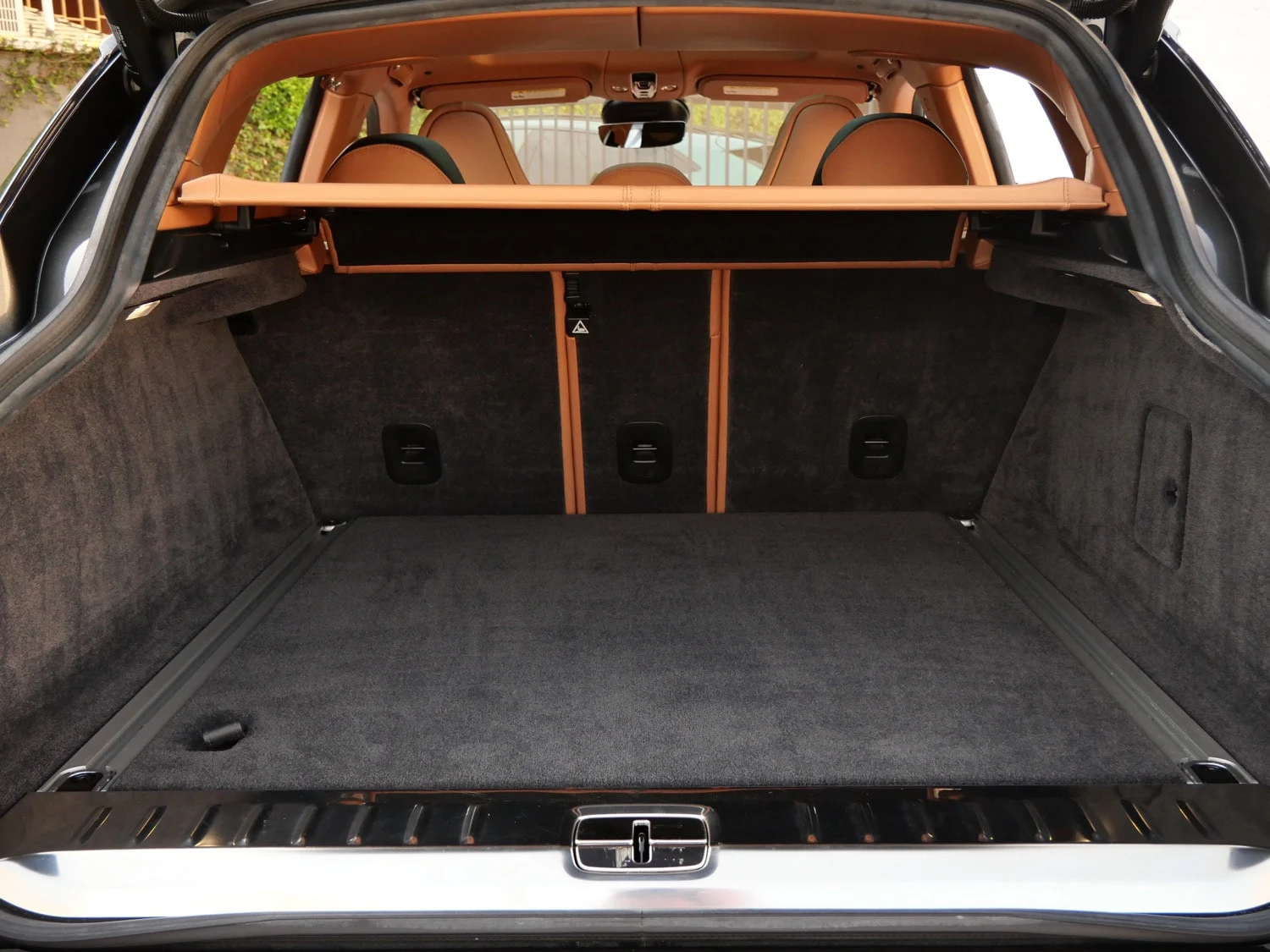 2023 Aston Martin DBX707 trunk
