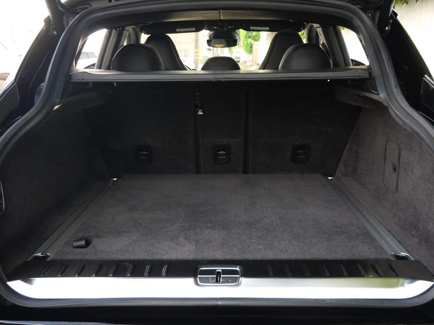 2023 Aston Martin DBX707 trunk