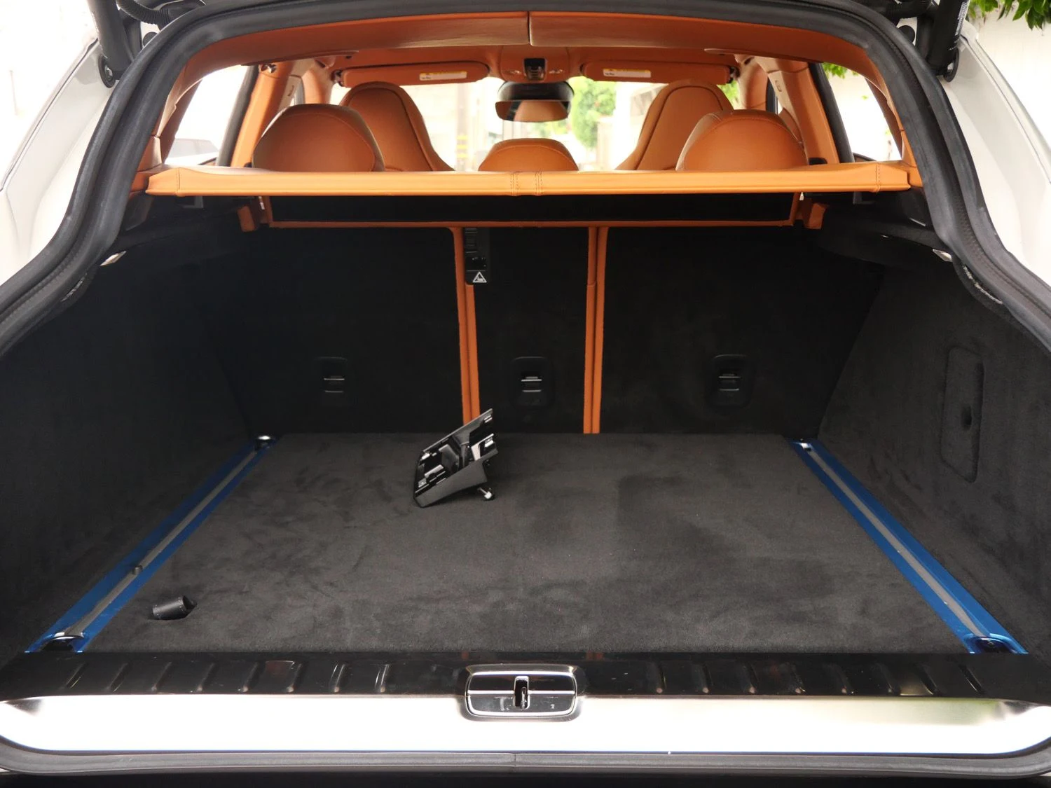 2023 Aston Martin DBX trunk