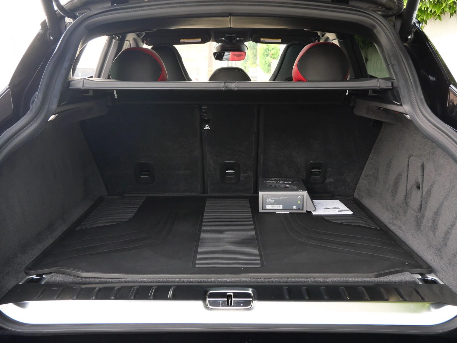 2024 Aston Martin DBX707 trunk