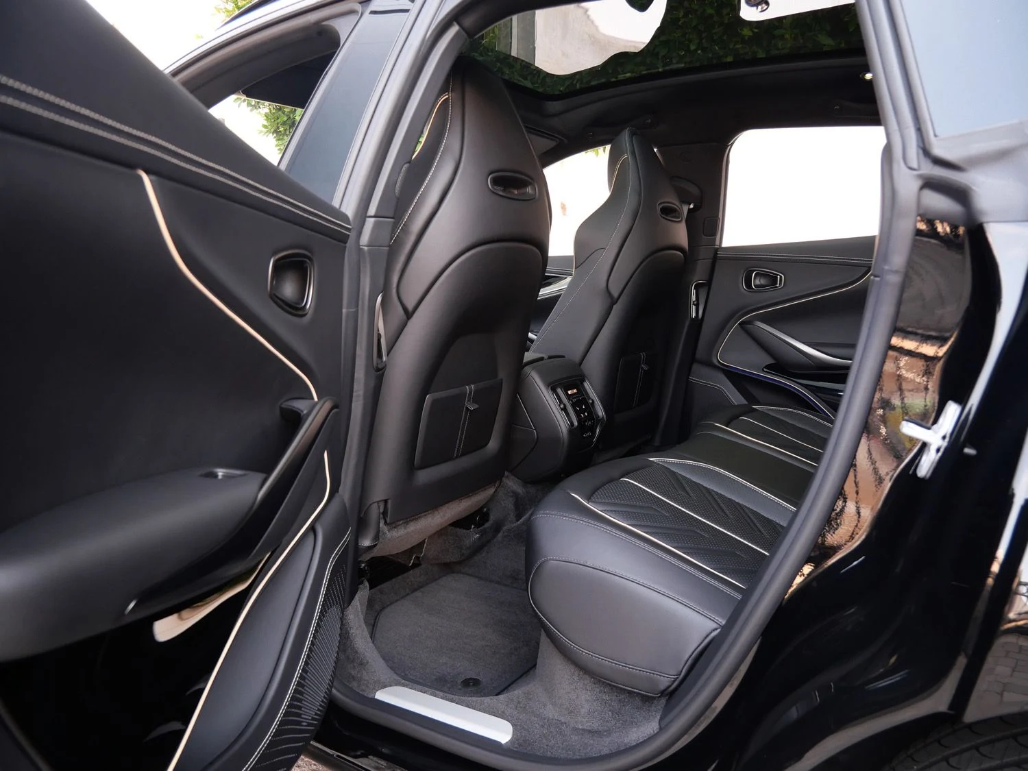 2026 Aston Martin DBX S interior, seats, Onyx Black - Semi Aniline