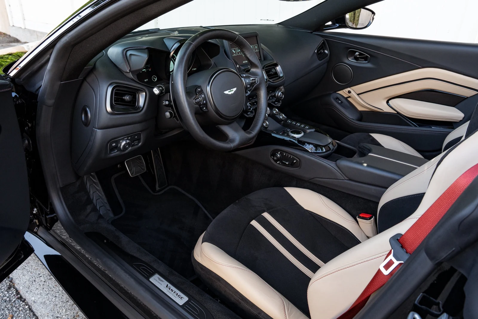 2023 Aston Martin Vantage Roadster interior, Onyx Black/Sandstorm