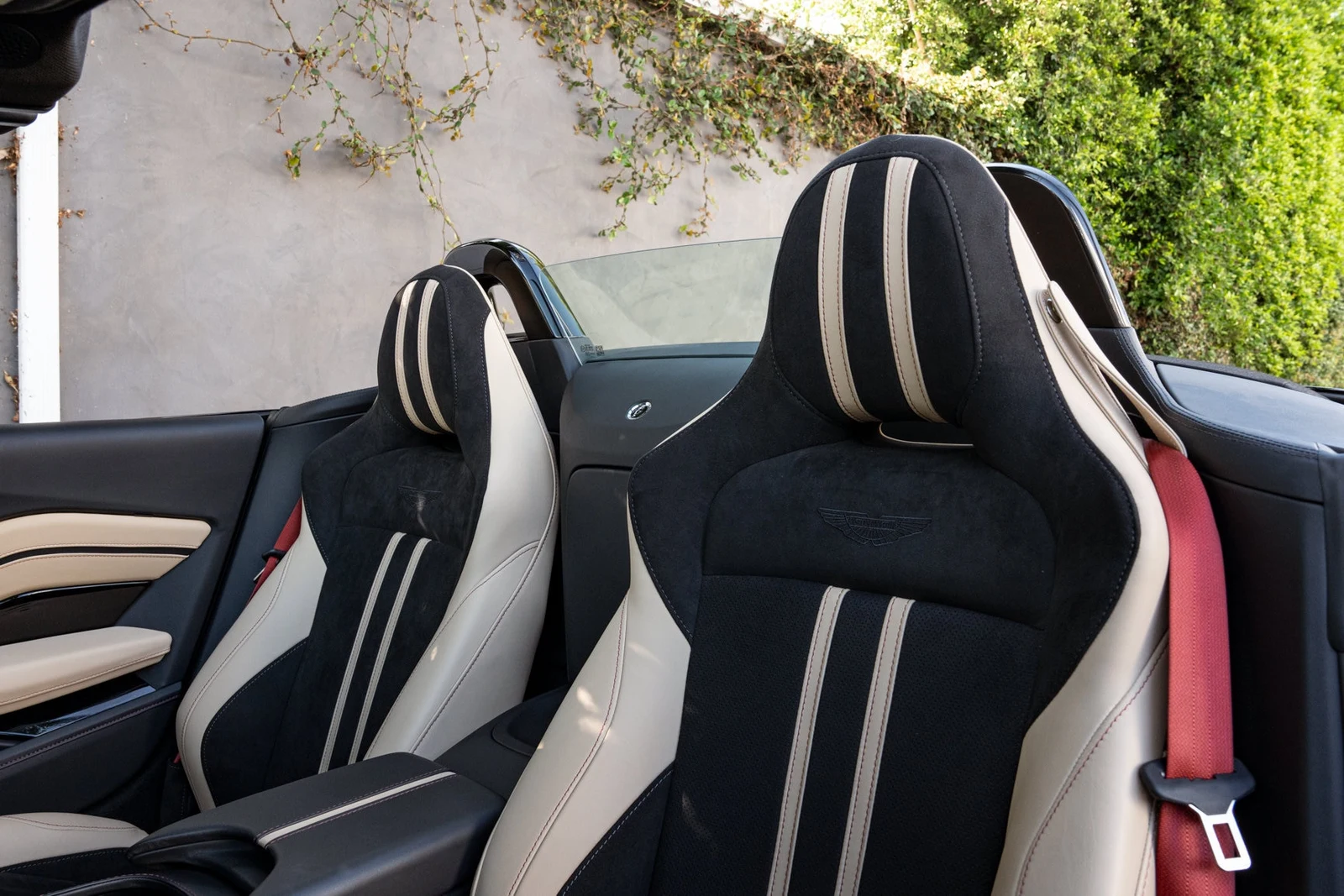 2023 Aston Martin Vantage Roadster interior, seats, Onyx Black/Sandstorm