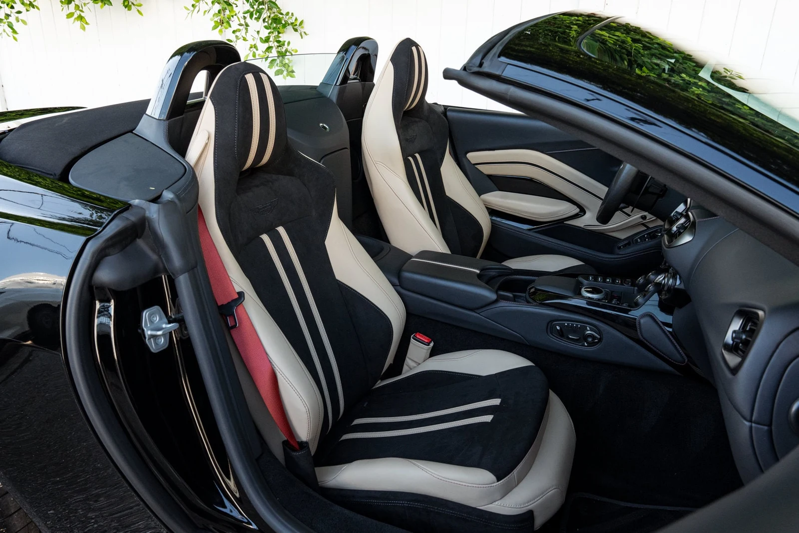 2023 Aston Martin Vantage Roadster interior, seats, Onyx Black/Sandstorm