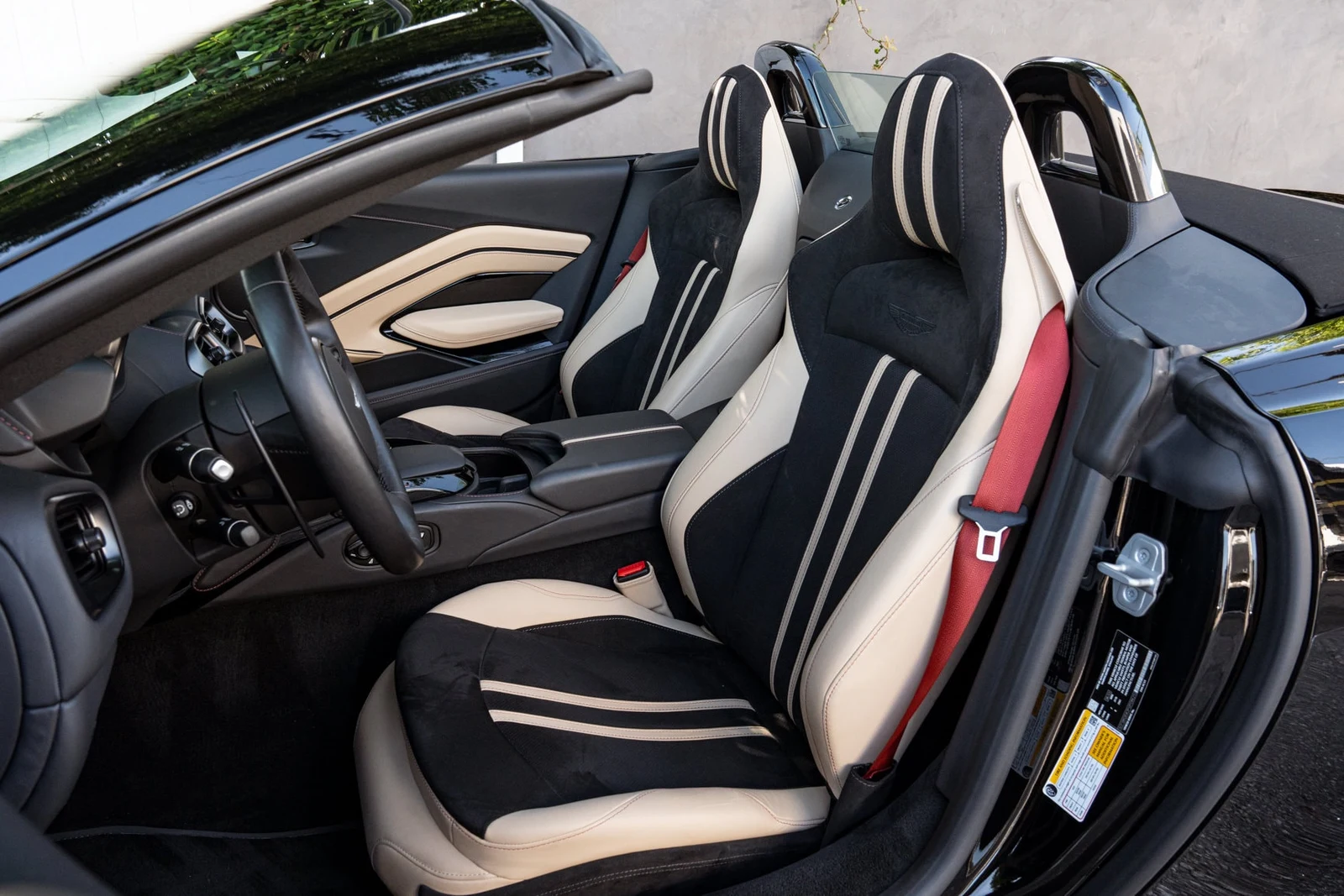 2023 Aston Martin Vantage Roadster interior, seats, Onyx Black/Sandstorm
