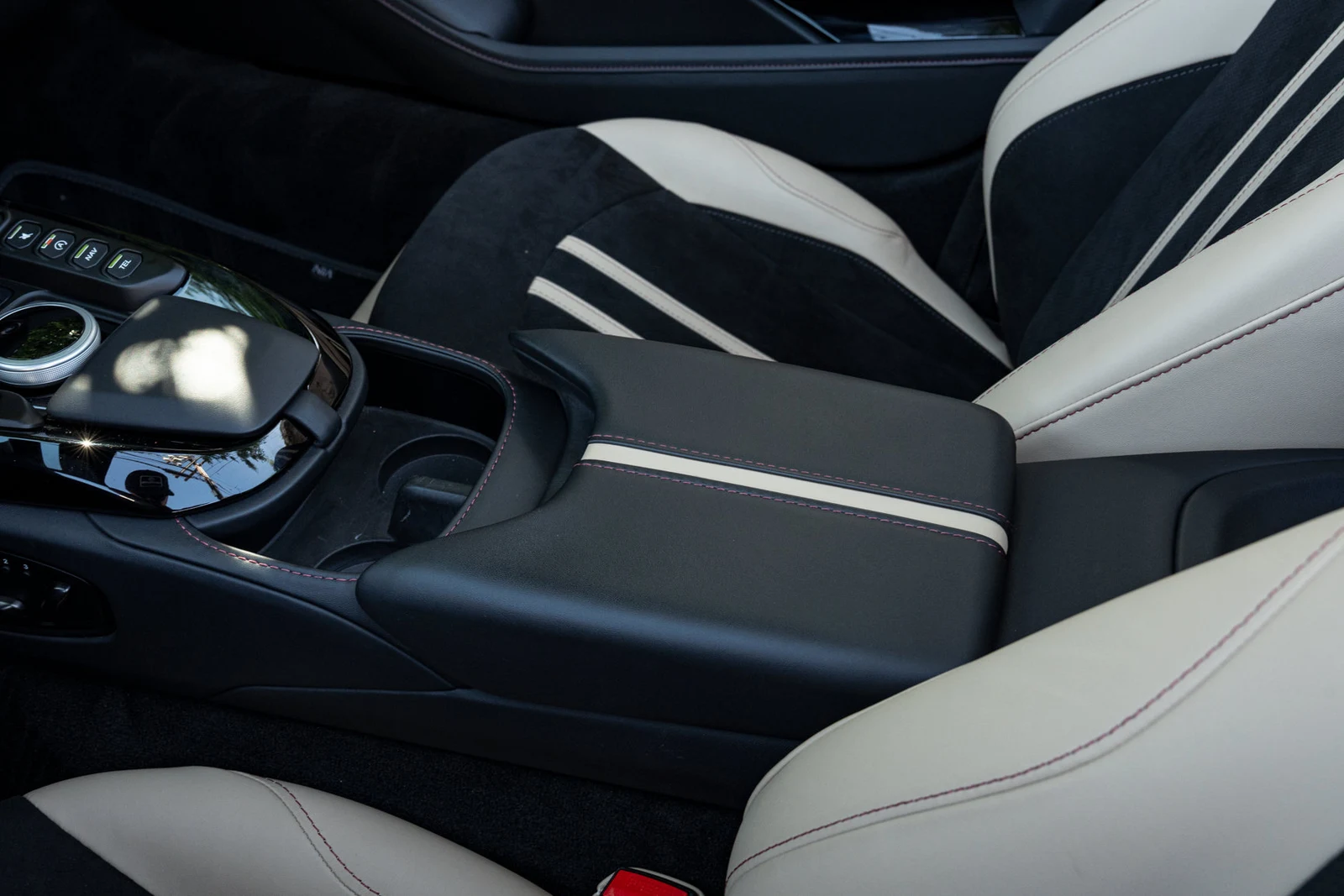 2023 Aston Martin Vantage Roadster interior, seats, Onyx Black/Sandstorm
