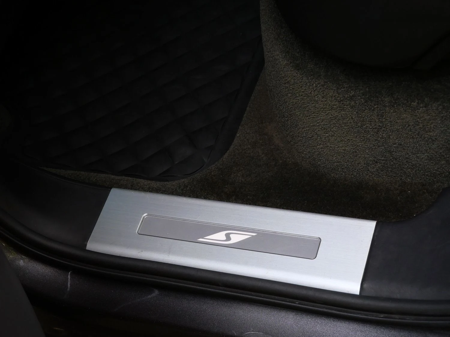 2022 Bentley Bentayga S interior, door sill, Beluga