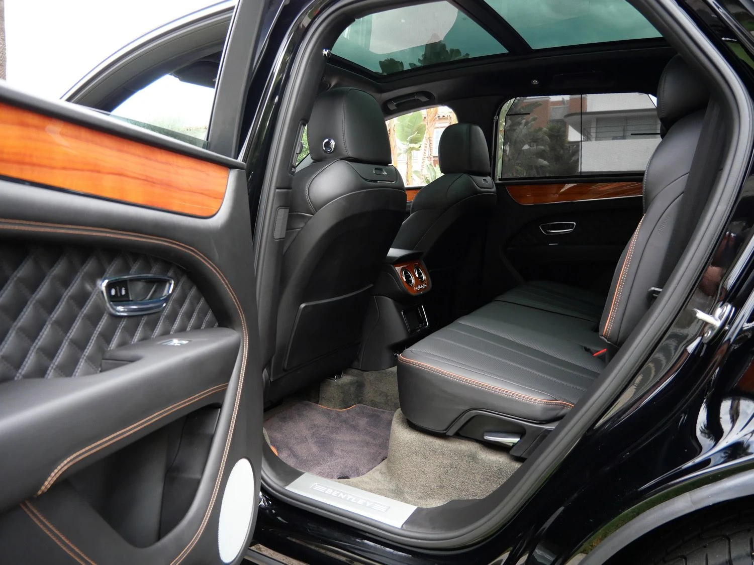 2022 Bentley Bentayga V8 interior, Beluga