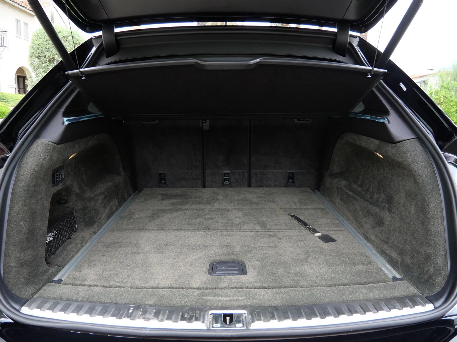 2022 Bentley Bentayga V8 trunk