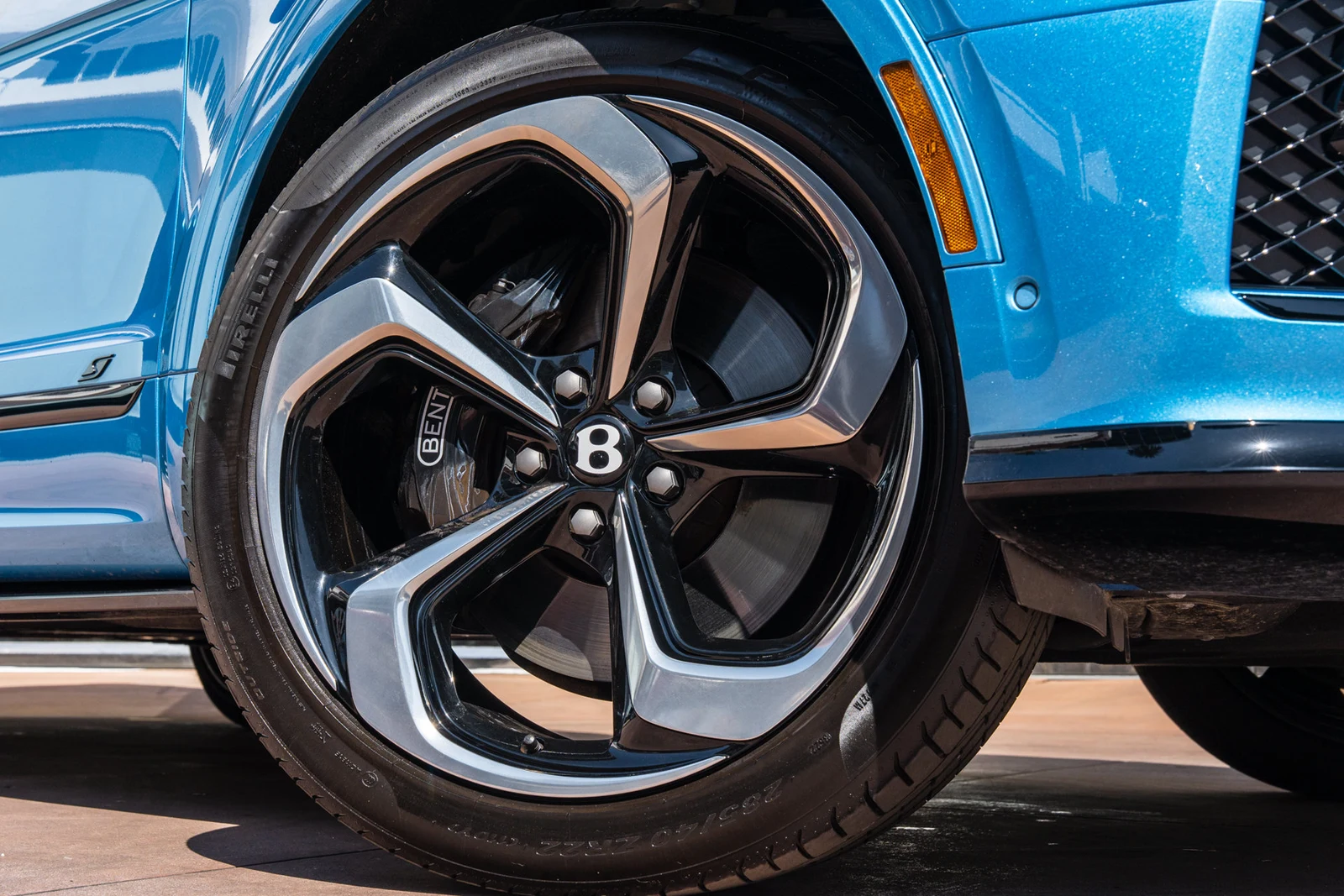 2023 Bentley Bentayga S wheel
