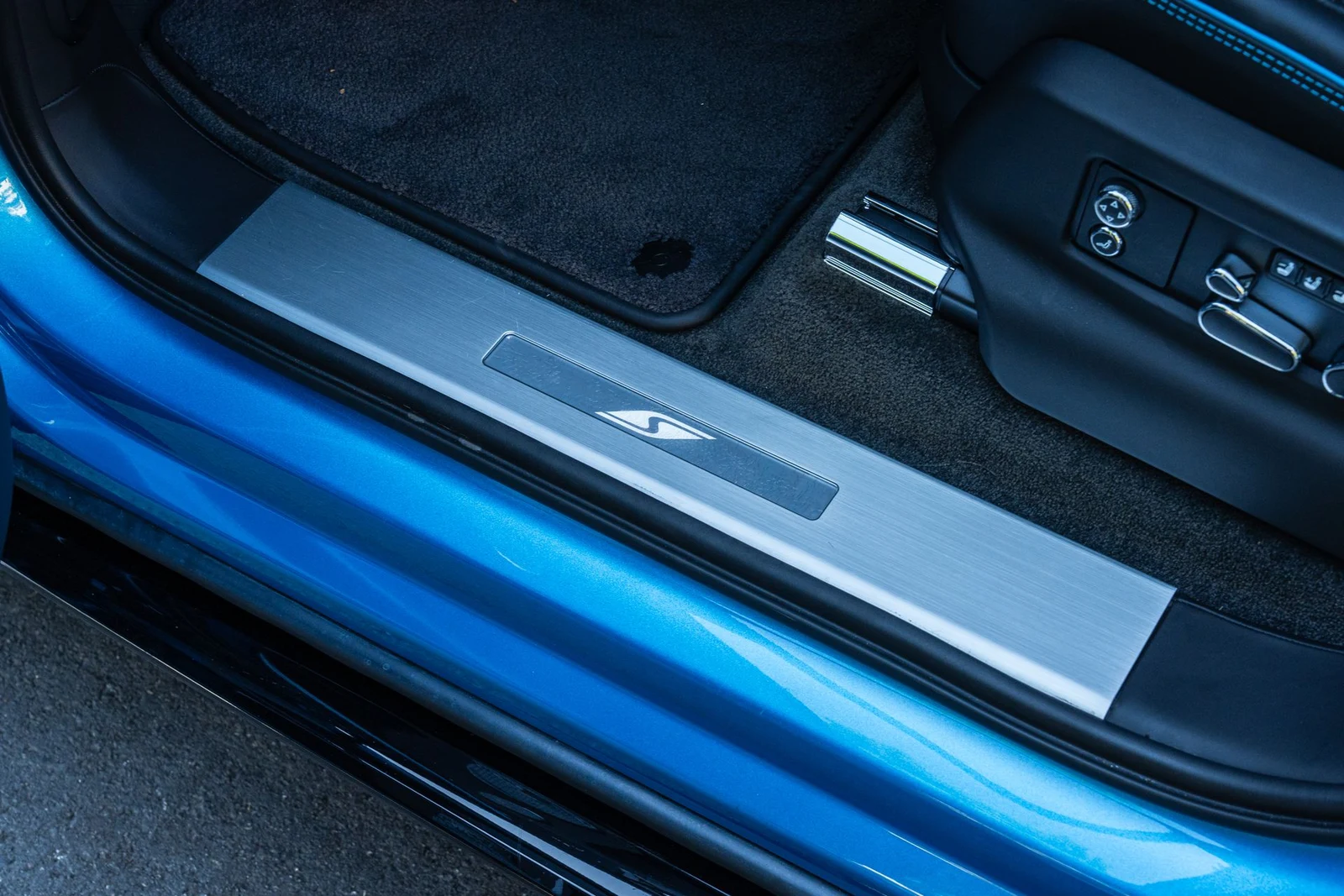 2023 Bentley Bentayga S interior, door sill, Beluga