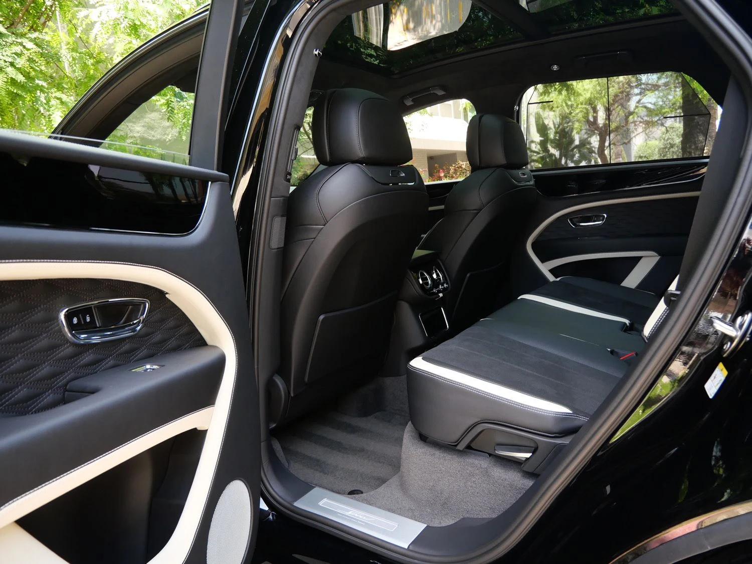 2026 Bentley Bentayga Speed interior, seats, Linen