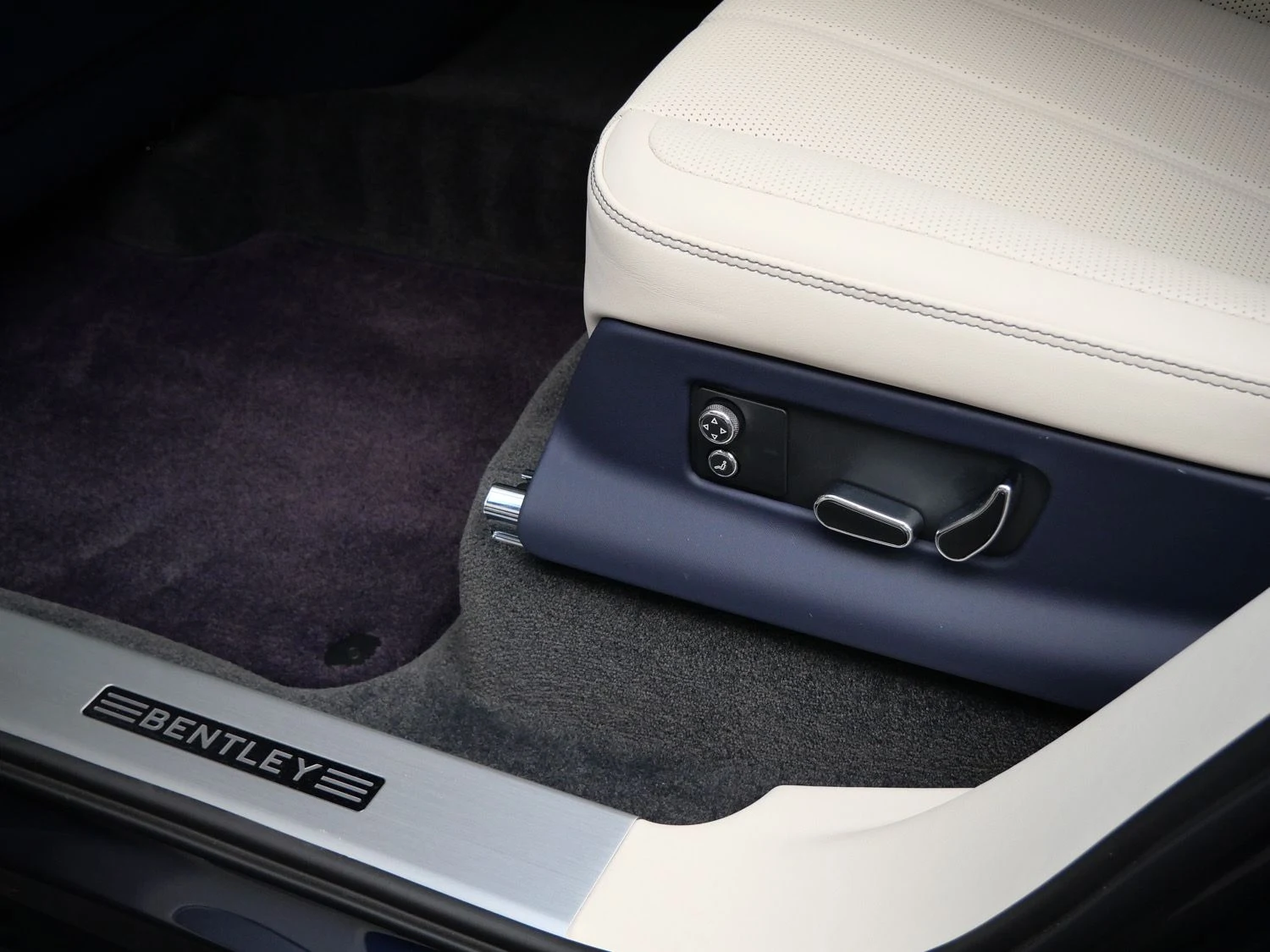 2023 Bentley Bentayga EWB interior, Linen
