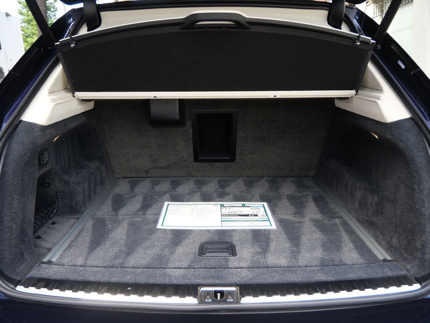 2023 Bentley Bentayga EWB trunk