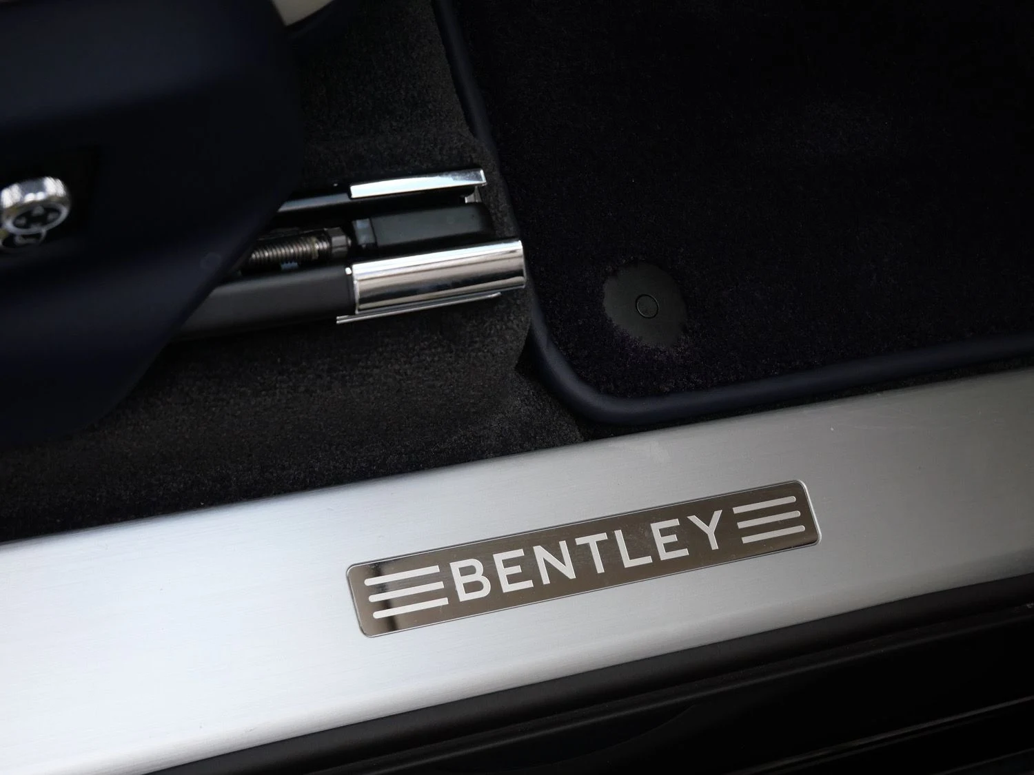 2023 Bentley Bentayga EWB interior, door sill, Linen