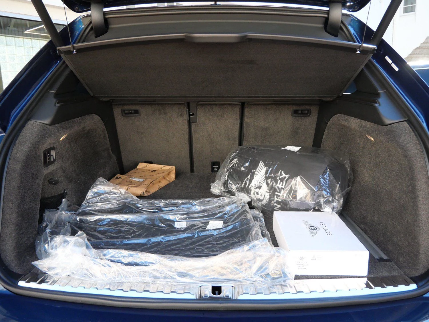 2025 Bentley Bentayga EWB trunk