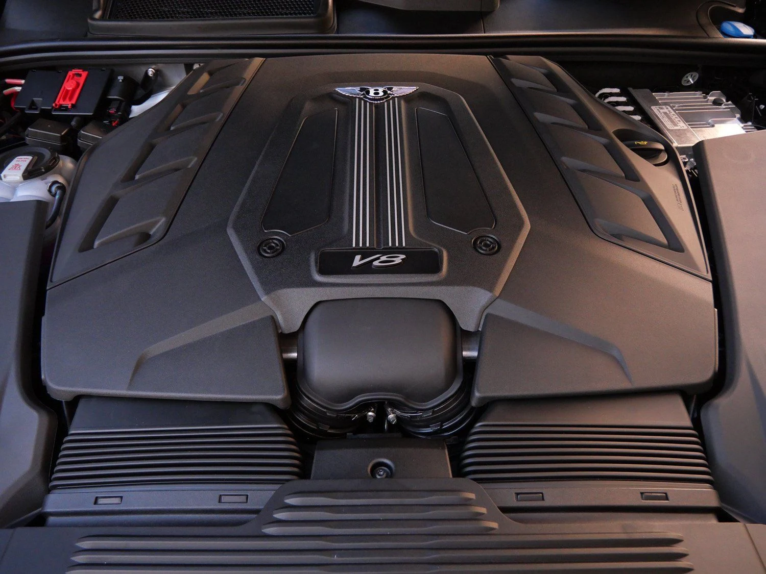 2025 Bentley Bentayga EWB engine