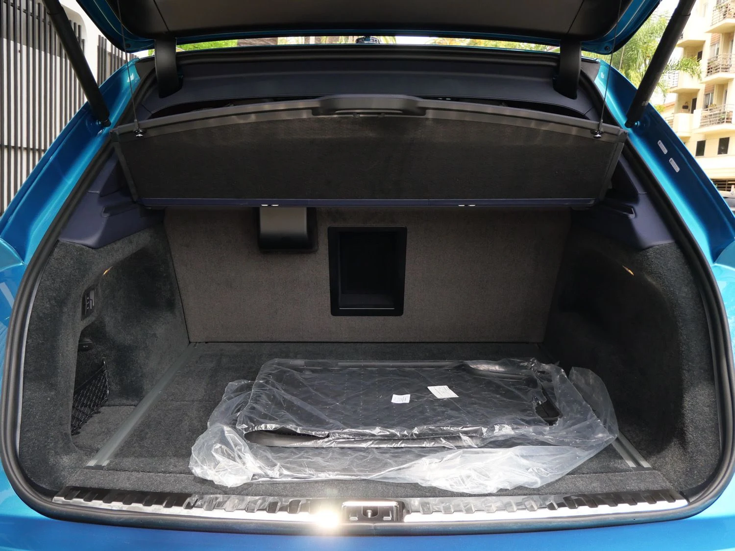 2026 Bentley Bentayga EWB Azure trunk