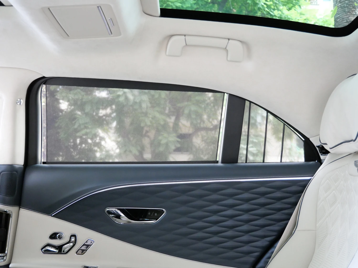 2023 Bentley Flying Spur Azure interior, door panel, Linen