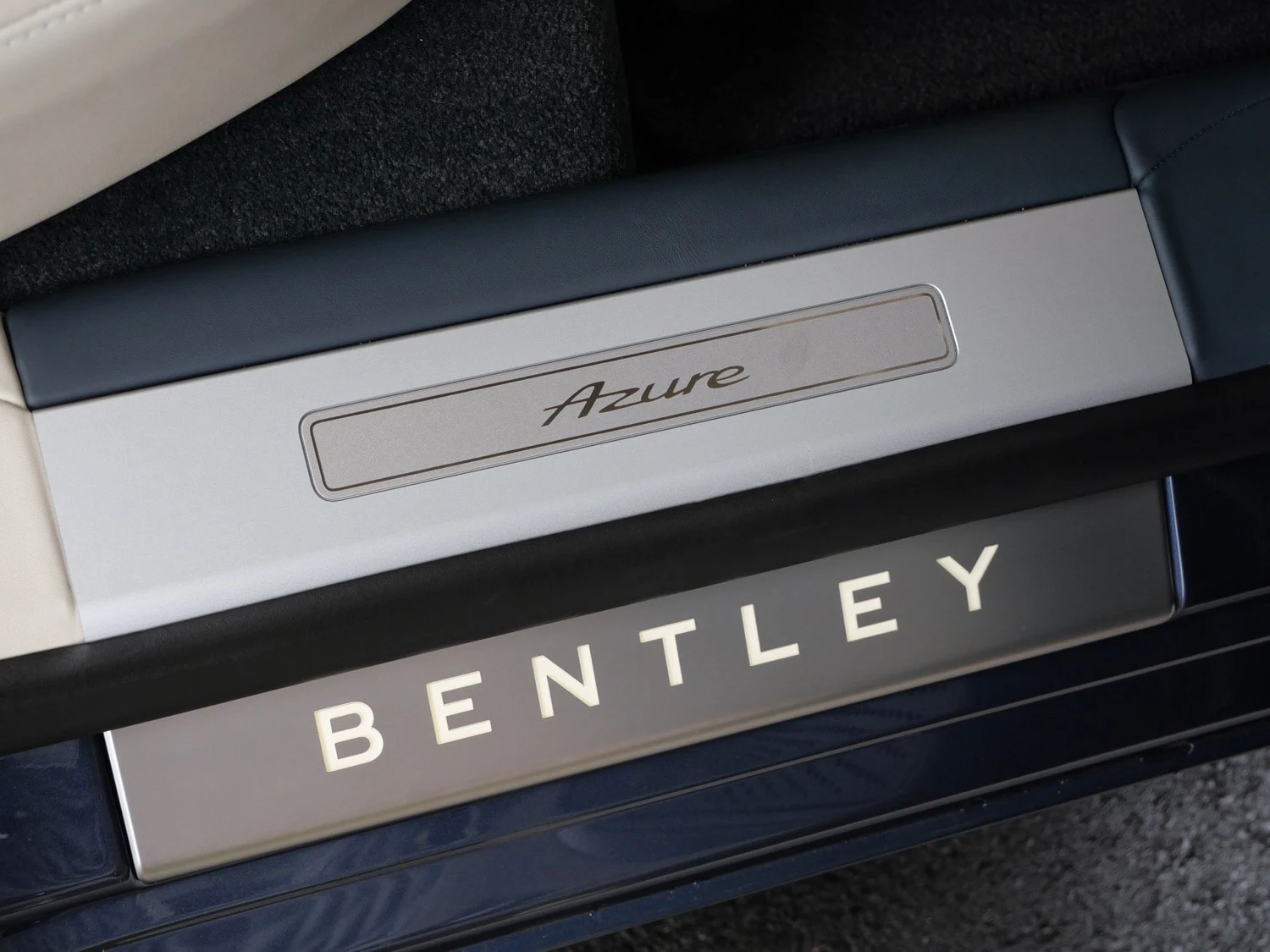 2023 Bentley Flying Spur Azure interior, door sill, Linen