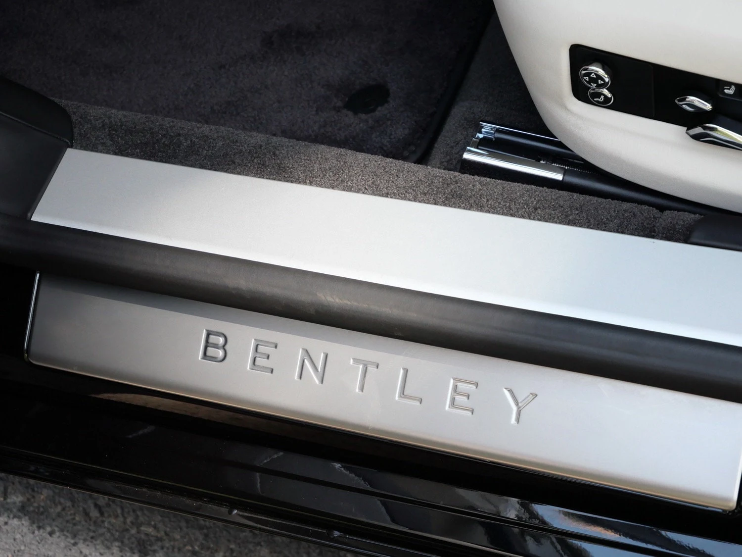 2023 Bentley Flying Spur Hybrid interior, door sill, Linen