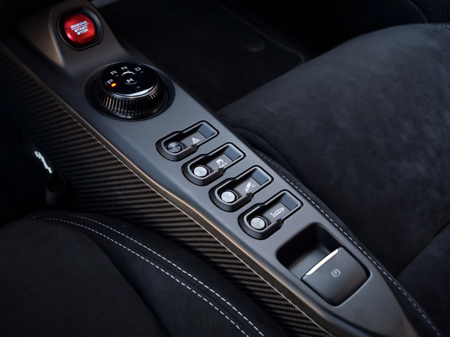 2020 Ford GT Carbon Series interior, center console, Carbon