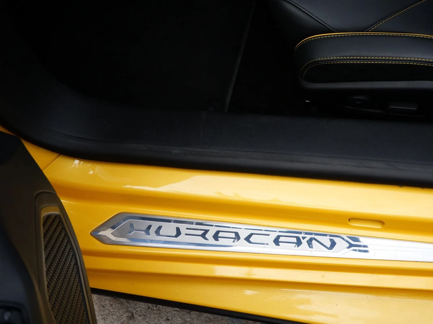 2024 Lamborghini Huracán EVO Spyder interior, door sill, Nero Ade