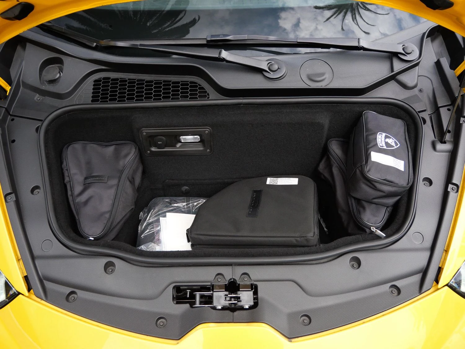 2024 Lamborghini Huracán EVO Spyder trunk