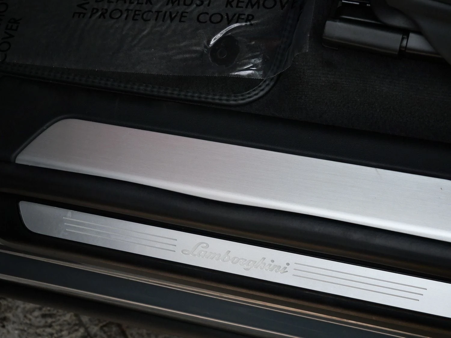 2023 Lamborghini Urus S interior, door sill, Nero Ade