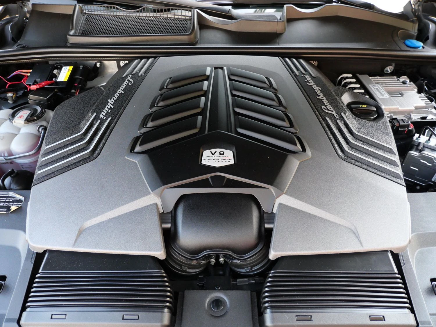 2023 Lamborghini Urus S engine