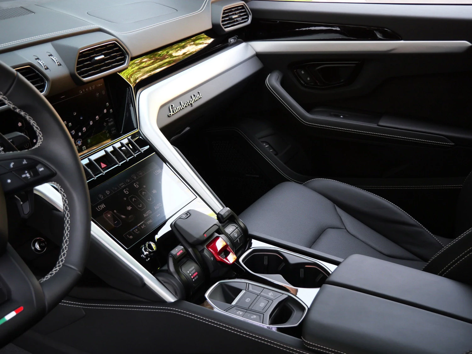 2024 Lamborghini Urus S interior, Nero Ade/Bianco Leda