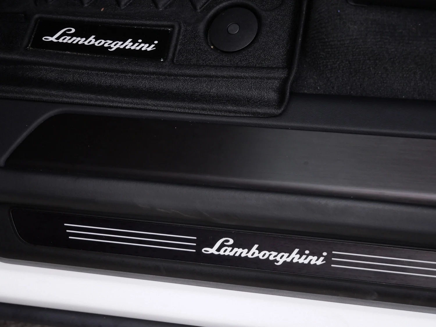 2024 Lamborghini Urus S interior, door sill, Nero Ade/Bianco Leda