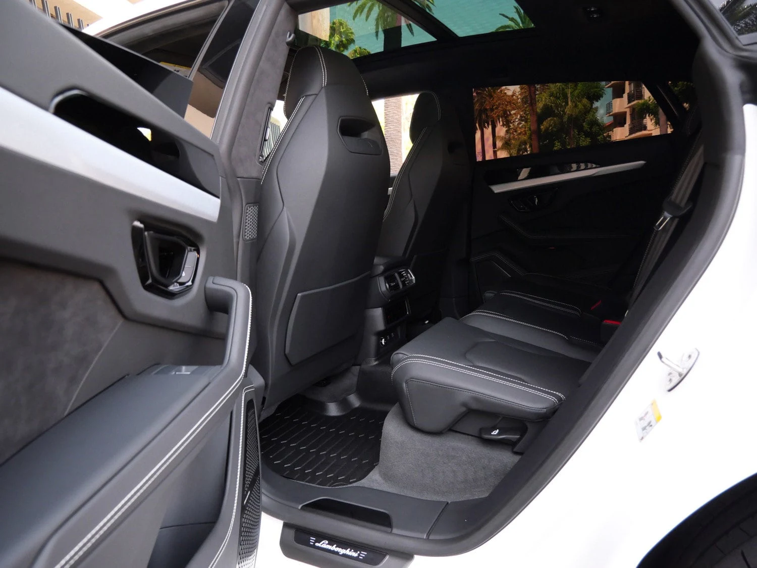 2024 Lamborghini Urus S interior, Nero Ade/Bianco Leda