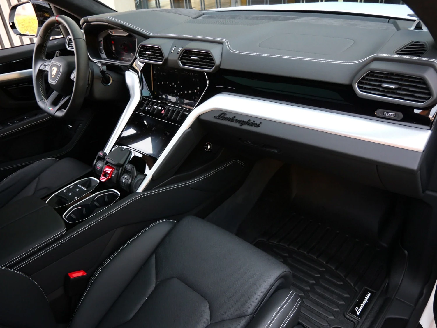 2024 Lamborghini Urus S interior, Nero Ade/Bianco Leda