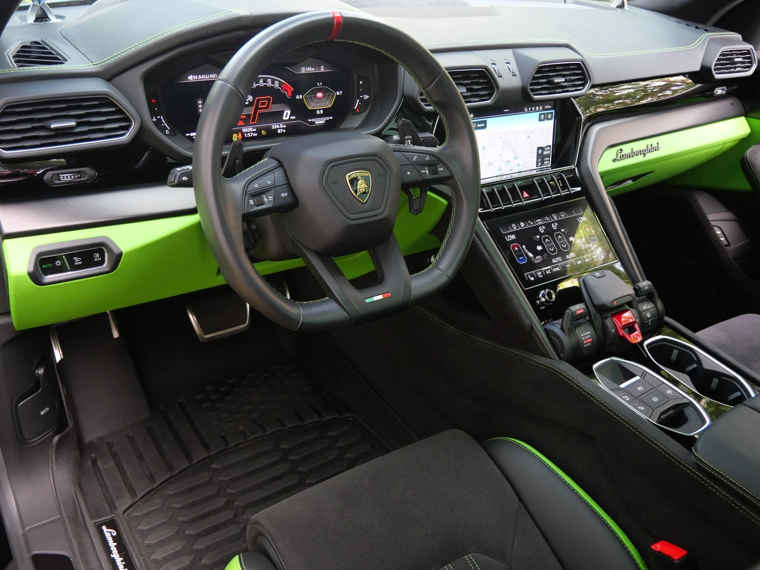 2024 Lamborghini Urus S interior, dashboard, Nero Ade/Verde Fauns