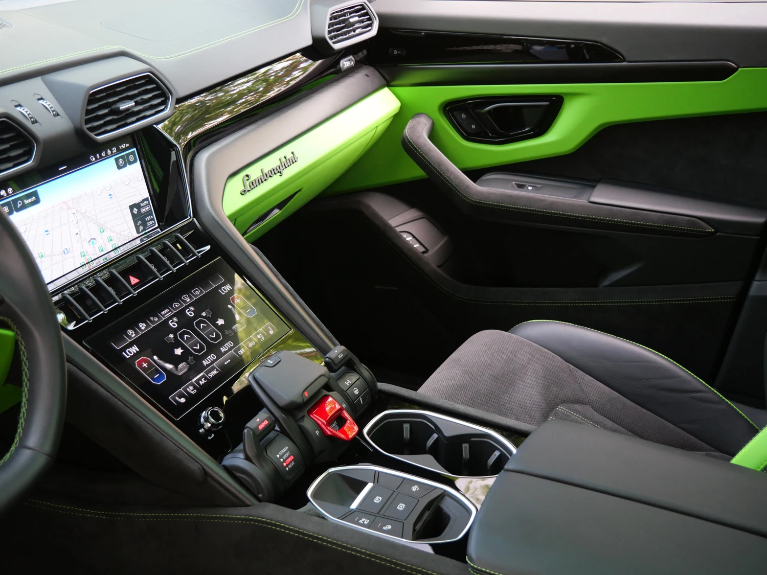 2024 Lamborghini Urus S interior, Nero Ade/Verde Fauns