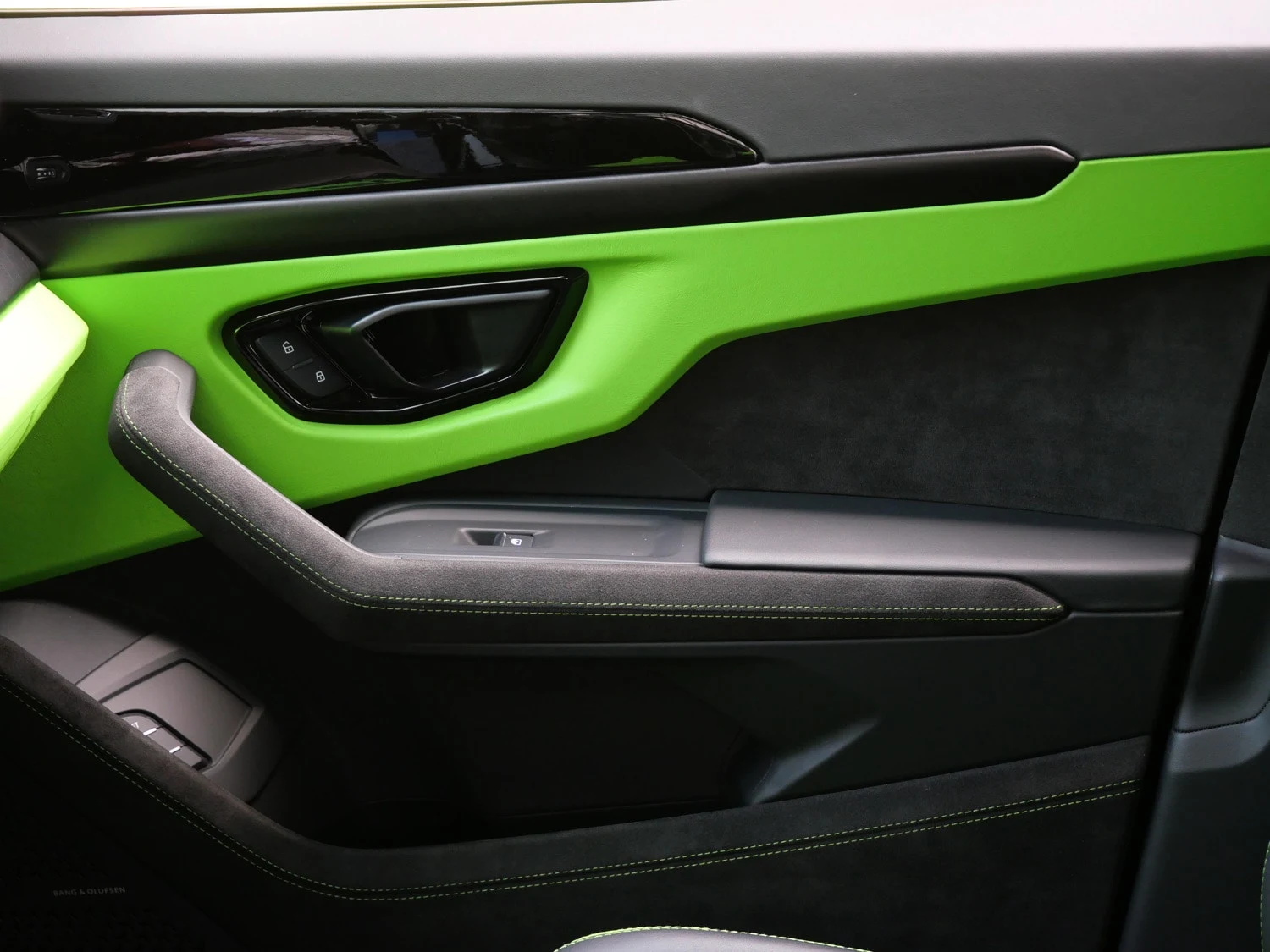 2024 Lamborghini Urus S interior, door panel, Nero Ade/Verde Fauns