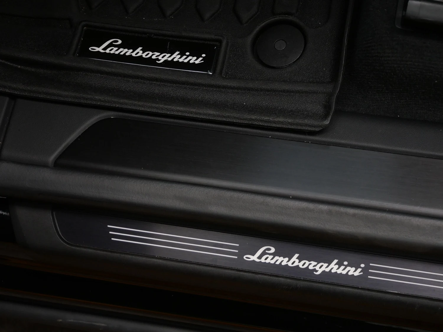 2024 Lamborghini Urus S interior, door sill, Nero Ade/Verde Fauns