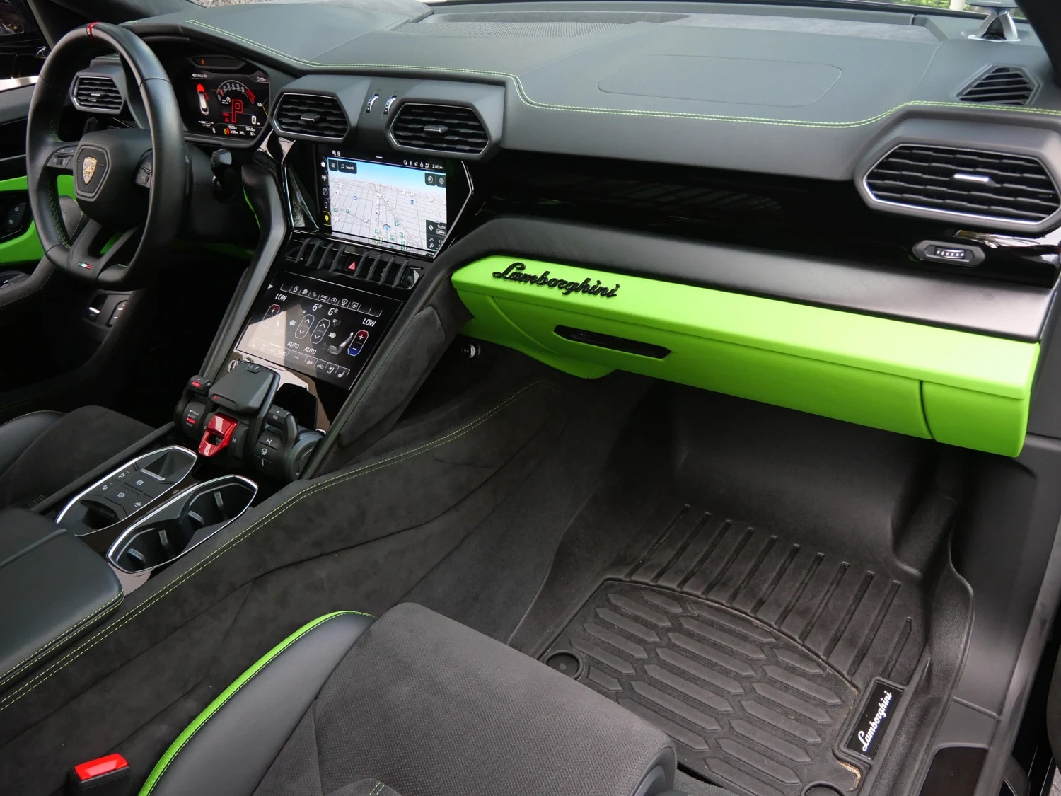2024 Lamborghini Urus S interior, Nero Ade/Verde Fauns